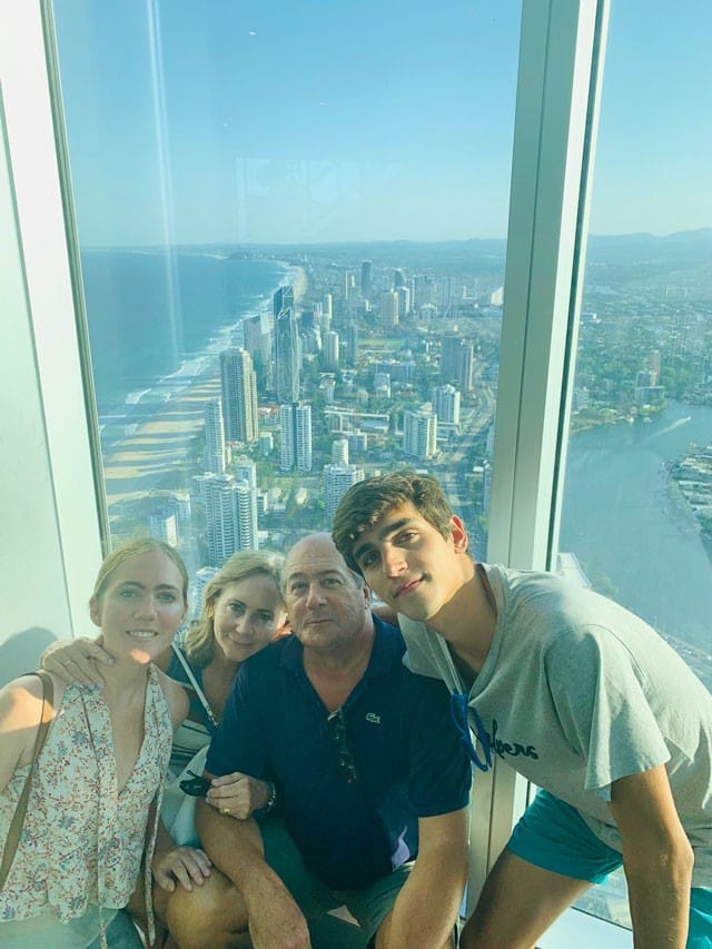 Familia con Brisbane de fondo